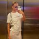 Ester Expósito impose son style girl next door avec un T-shirt Gimaguas et H&M