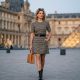 Au Louvre, Léa Seydoux réveille le chic rétro sixties du défilé Louis Vuitton