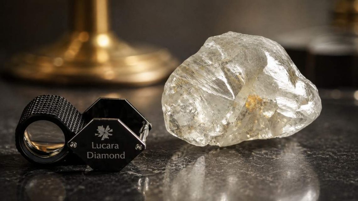 Un diamant brut de 1 305 carats sort de terre au Botswana et affole les experts