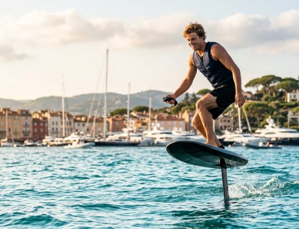 À Saint-Tropez, Dylan Deschamps s'envole au-dessus de l'eau sur cet engin prisé