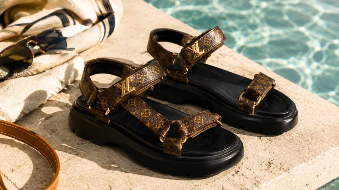 Louis Vuitton, Dior, Miu Miu : six sandales plates à glisser dans sa valise cet été