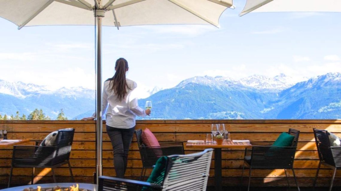 Perché à Crans-Montana, cet hôtel 5 étoiles se vit aussi en été, vue à 360°