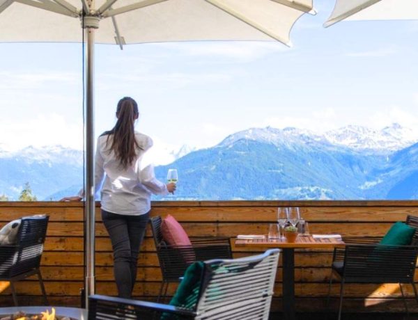 Perché à Crans-Montana, cet hôtel 5 étoiles se vit aussi en été, vue à 360°