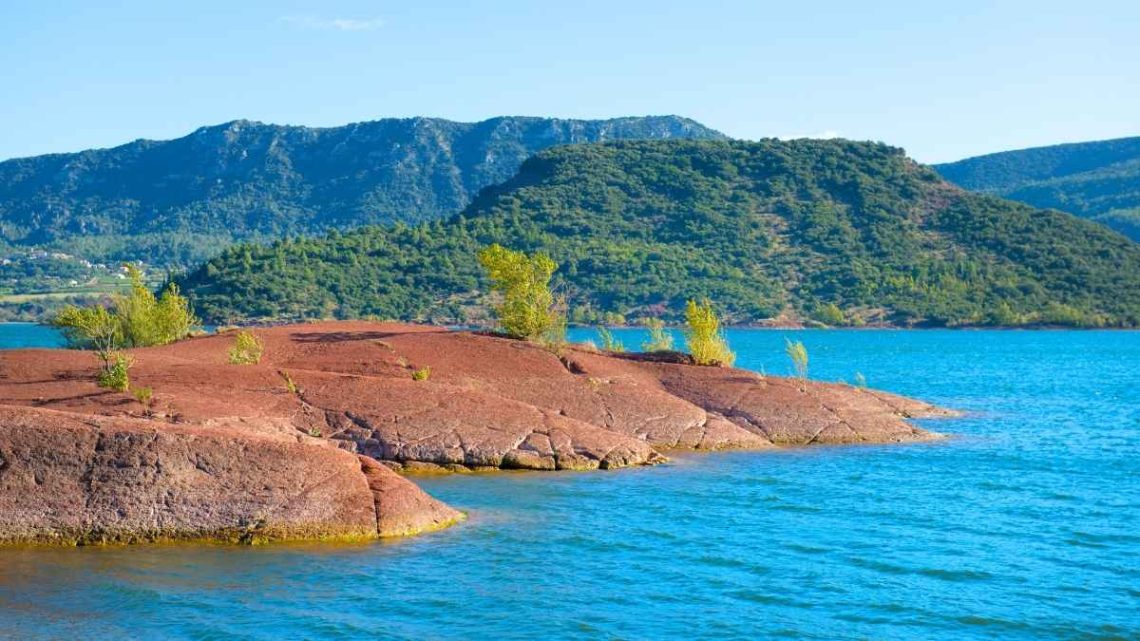 À moins d'une heure de Montpellier, ce lac incroyable ressemble à un désert rouge