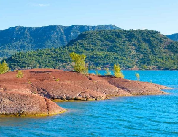 À moins d'une heure de Montpellier, ce lac incroyable ressemble à un désert rouge
