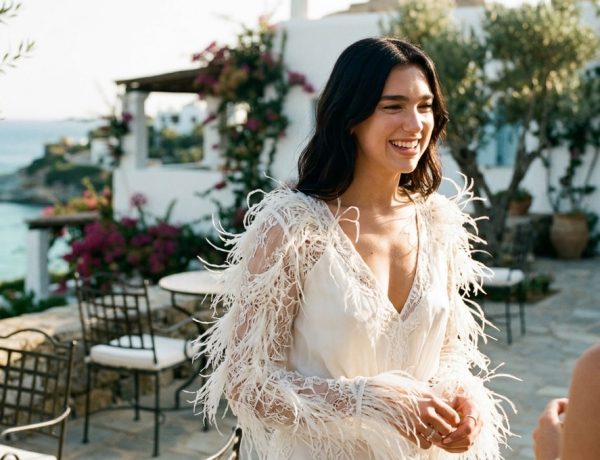 Dua Lipa impose ce détail plume sur les robes de mariée de l'été 2026