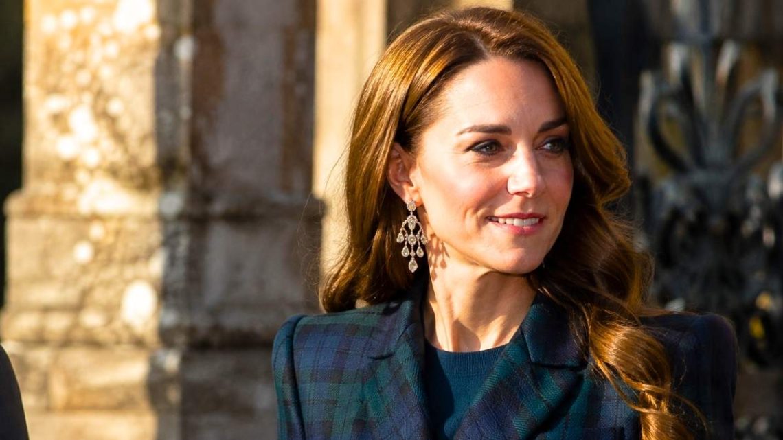 Kate Middleton dégaine des boucles d'oreilles chandelier Ralph Lauren à Balmoral