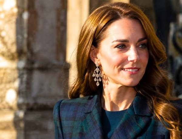 Kate Middleton dégaine des boucles d'oreilles chandelier Ralph Lauren à Balmoral