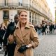 En trench Alaïa camel, Céline Dion signe un retour très remarqué à Paris