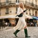 Elsa Hosk associe ses bottes de pluie à une robe ivoire, la leçon de style