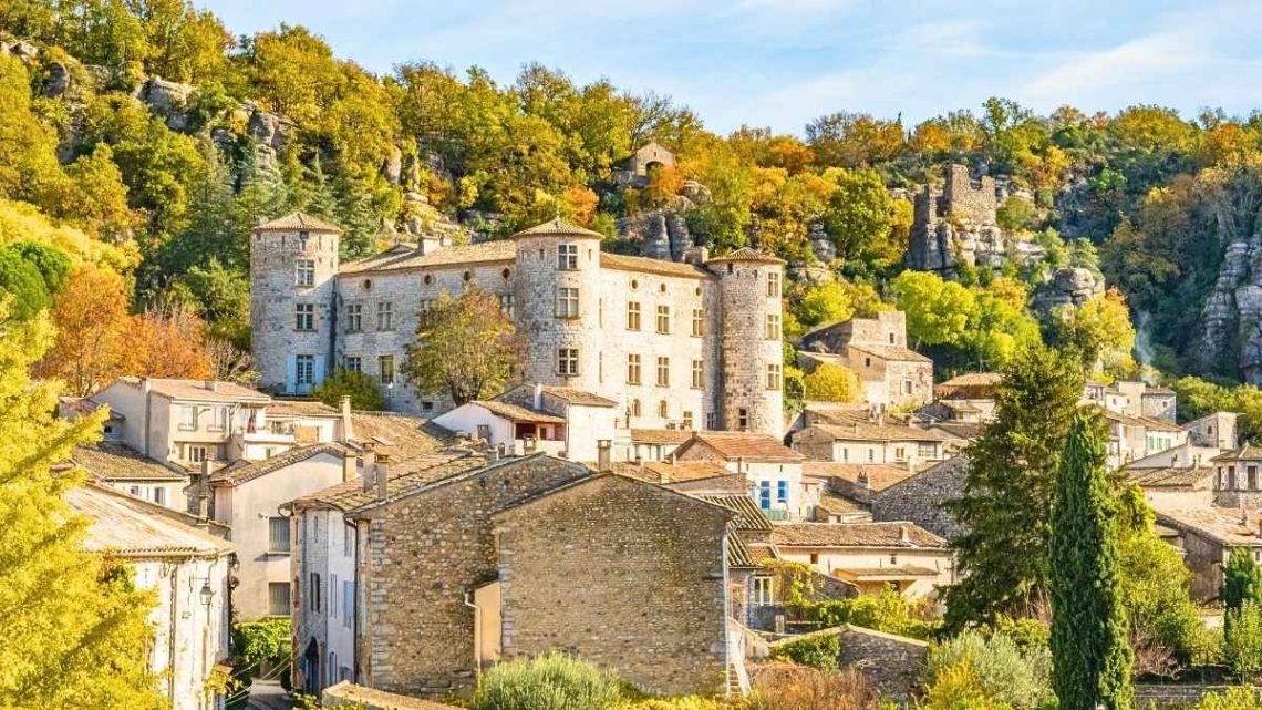 Ce village médiéval d'Ardèche cache la ruelle la plus étroite de France