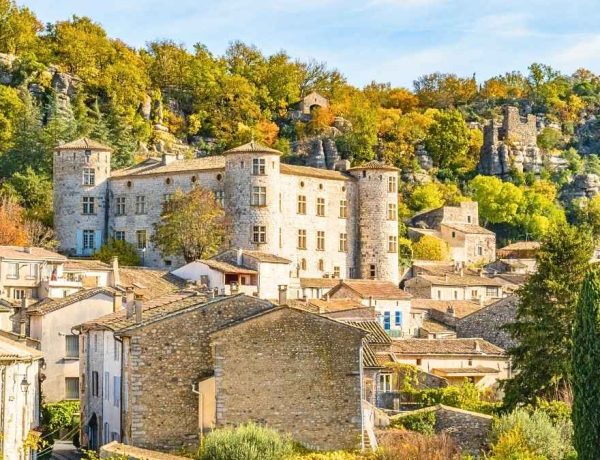 Ce village médiéval d'Ardèche cache la ruelle la plus étroite de France