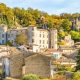 Ce village médiéval d'Ardèche cache la ruelle la plus étroite de France