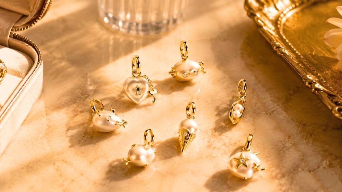 Pandora confie à Harry Lambert 11 charms sculpturaux en perles baroques