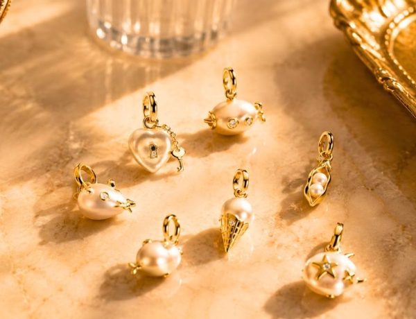 Pandora confie à Harry Lambert 11 charms sculpturaux en perles baroques