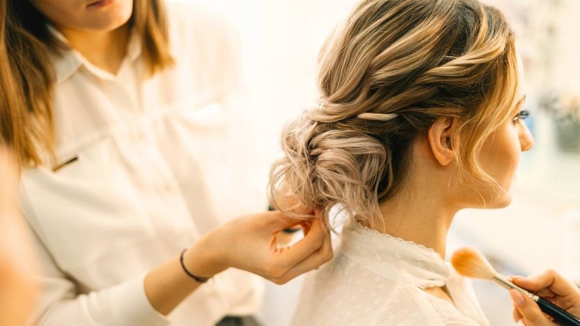15 coiffures de mariage pour invitée à copier cette saison, des cheveux courts aux longs