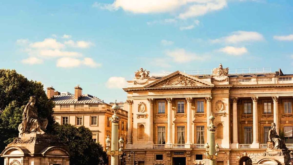 L'Hôtel de Crillon ressuscite le tea time de Marie-Antoinette avec Manolo Blahnik