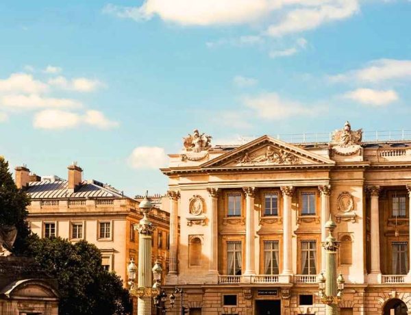 L'Hôtel de Crillon ressuscite le tea time de Marie-Antoinette avec Manolo Blahnik