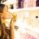Ces parfums d'automne enveloppent la peau de notes boisées et capiteuses