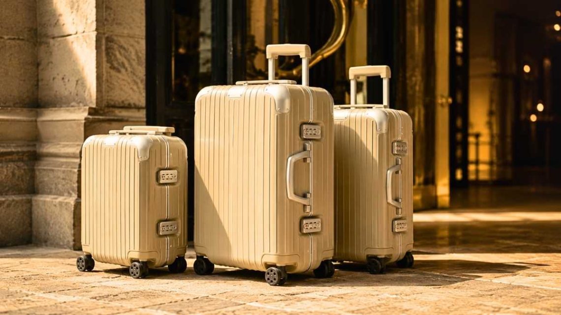 Rimowa habille sa collection Hybrid d'un beige doux décliné en trois formats
