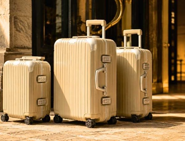 Rimowa habille sa collection Hybrid d'un beige doux décliné en trois formats