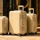 Rimowa habille sa collection Hybrid d'un beige doux décliné en trois formats