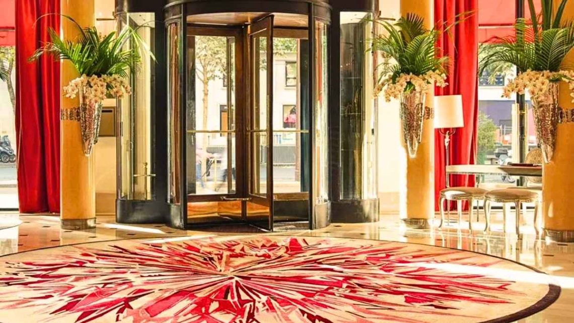 Le Plaza Athénée dévoile sa nouvelle grande table portée par un trio d'exception