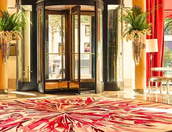 Le Plaza Athénée dévoile sa nouvelle grande table portée par un trio d'exception
