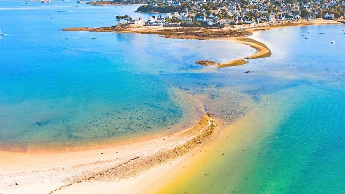 En Bretagne, cette crique de Carantec sacrée plus belle plage du monde en 2026
