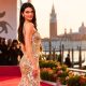 Kendall Jenner ressort cette robe Giorgio Armani de 1995 à la Mostra de Venise