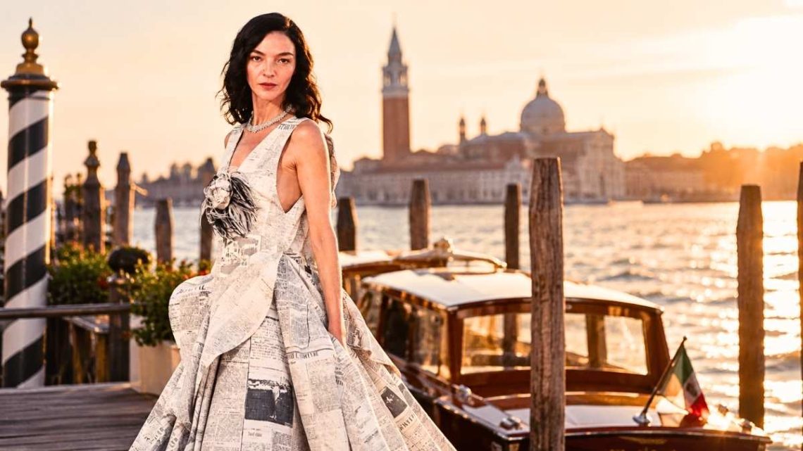 À Venise, Mariacarla Boscono relance le motif newspaper en Chanel croisière 2027