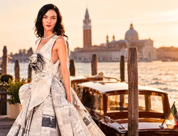 À Venise, Mariacarla Boscono relance le motif newspaper en Chanel croisière 2027