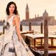 À Venise, Mariacarla Boscono relance le motif newspaper en Chanel croisière 2027