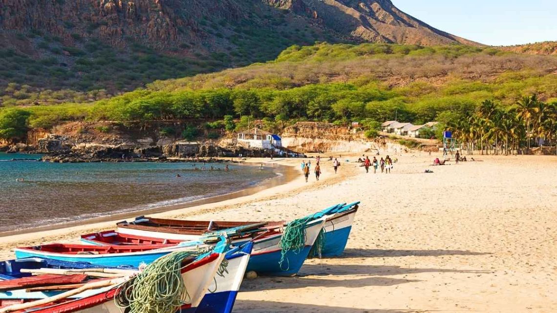Cinq destinations secrètes pour un été loin des foules, des Cyclades au Cap-Vert