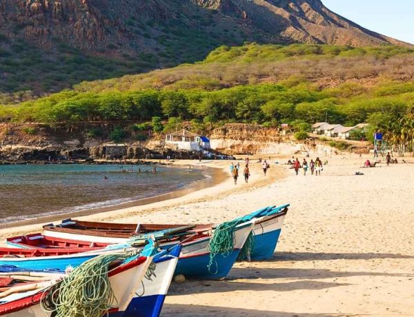 Cinq destinations secrètes pour un été loin des foules, des Cyclades au Cap-Vert