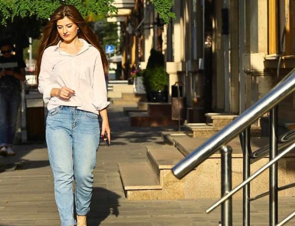Le jean boyfriend revient cet automne, ces quatre chaussures lui vont vraiment