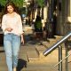 Le jean boyfriend revient cet automne, ces quatre chaussures lui vont vraiment