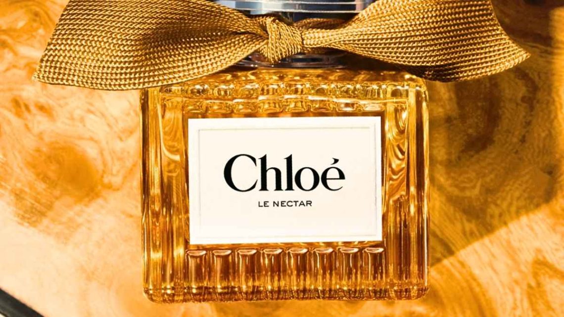 Chloé pose son nouveau parfum Le Nectar dans un coffee shop du Marais