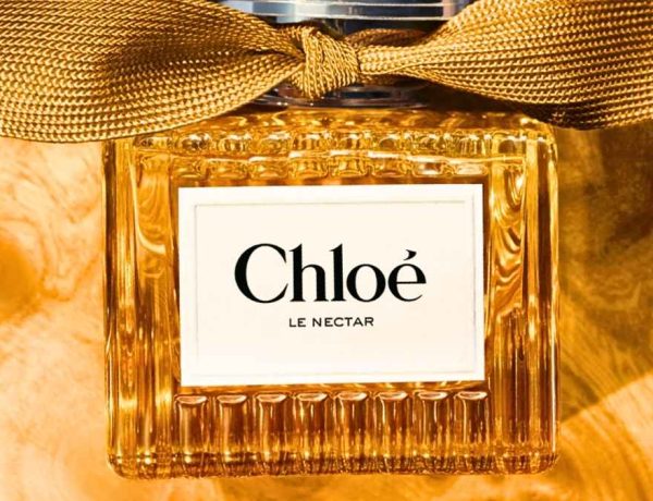 Chloé pose son nouveau parfum Le Nectar dans un coffee shop du Marais