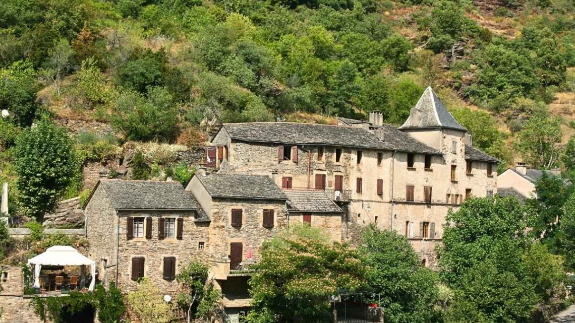 Ce village de l'Aveyron veillé par un château millénaire coupe du monde en un instant