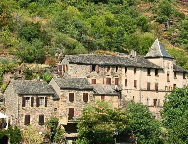 Ce village de l'Aveyron veillé par un château millénaire coupe du monde en un instant