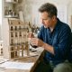 Cet artiste américain reconstitue le 31 rue Cambon de Chanel en carton et bois