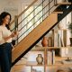 Cette étagère escalier à 87€ chez Maisons du Monde transforme le vide sous vos marches