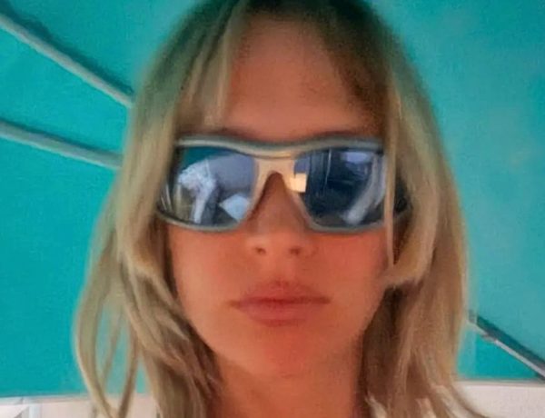 Angèle abandonne son bob emblématique pour la Hime Cut venue tout droit du Japon
