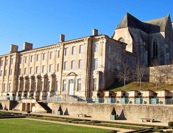 Dans ce petit village, une abbaye royale cache trois pépites que les initiés adorent