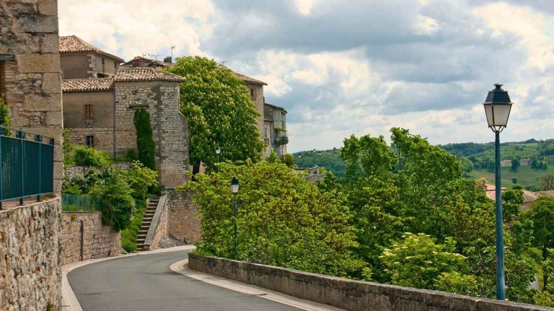 Perché sur son piton rocheux, ce village du Tarn promet une escapade hors du temps