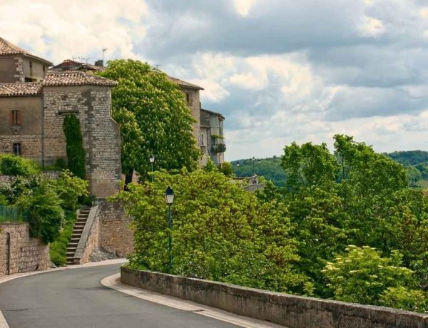 Perché sur son piton rocheux, ce village du Tarn promet une escapade hors du temps