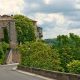 Perché sur son piton rocheux, ce village du Tarn promet une escapade hors du temps