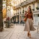 Cette jupe mi-longue Zara couleur mastic prolonge l'été et annonce l'automne