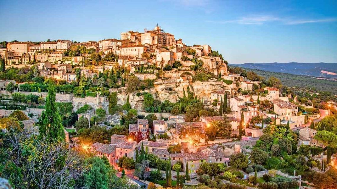 À 2h30 de Lyon, ce village perché est sacré plus beau du monde loin des foules